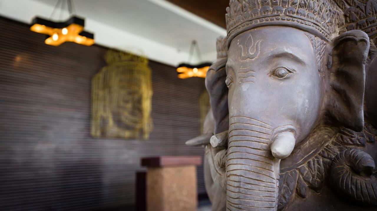 Shintana Saya La Maison Siem Reap Exteriér fotografie A statue of Ganesha at the hotel