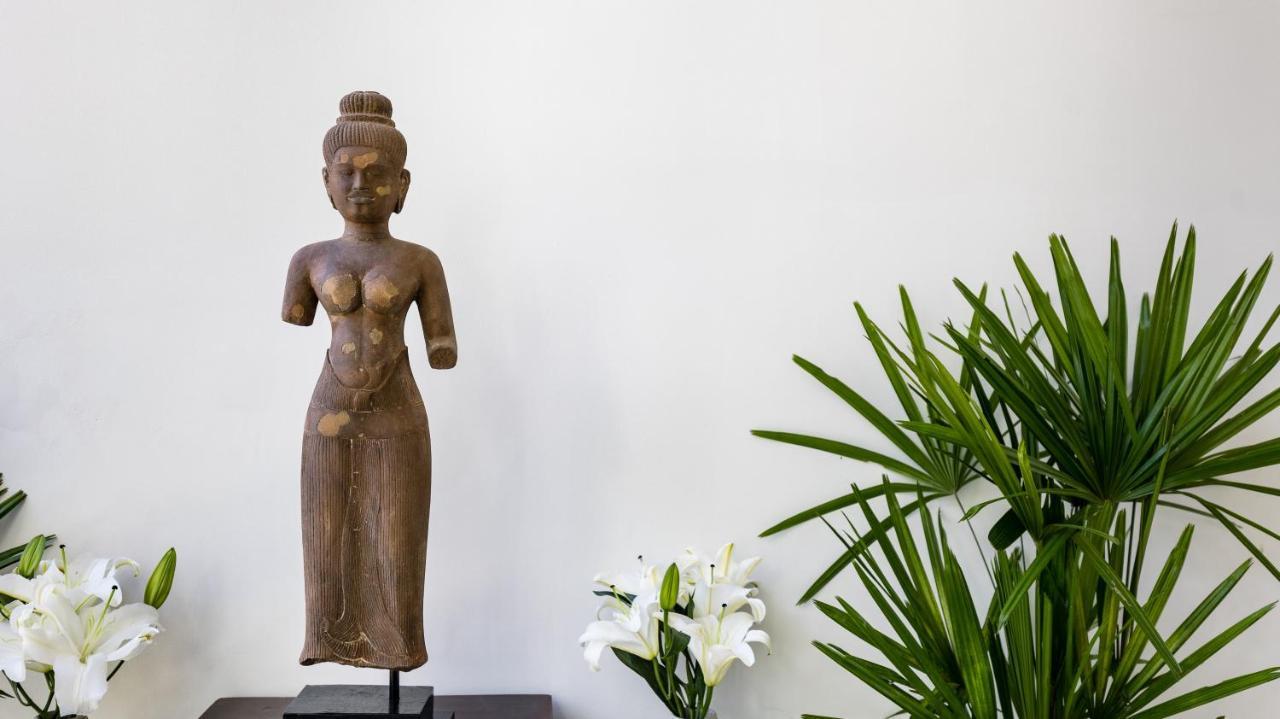 Shintana Saya La Maison Siem Reap Exteriér fotografie A statue of a female deity, 10th century, Cambodia, Phnom Penh, National Museum