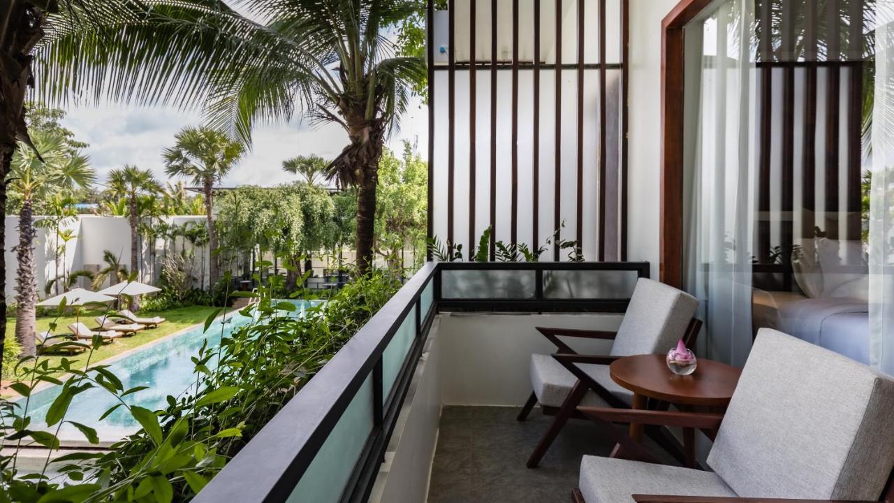 Shintana Saya La Maison Siem Reap Exteriér fotografie A balcony at the hotel
