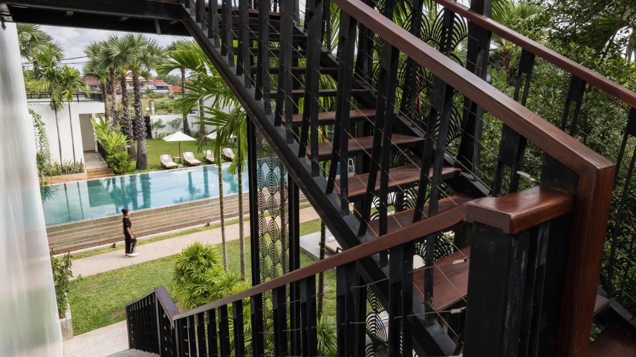 Shintana Saya La Maison Siem Reap Exteriér fotografie A spiral staircase